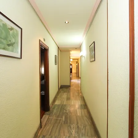 Otel Castellano Centro 2*